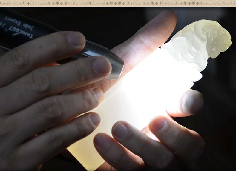 照玉強(qiáng)光手電筒不只可以鑒定琥珀，還可以鑒別各種的玉石、原石