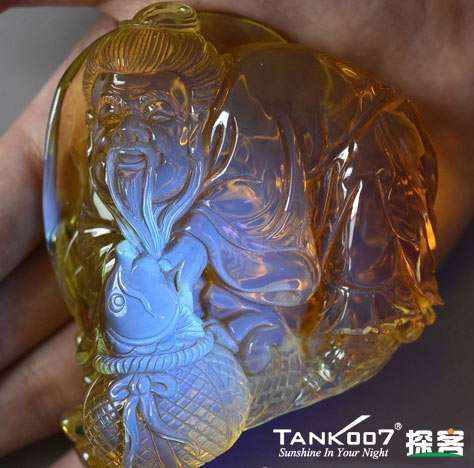 網(wǎng)上用紫光手電鑒定琥珀的帖子這么多，哪個是真假？