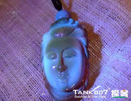 網(wǎng)上用紫光手電鑒定琥珀的帖子這么多，哪個是真假？