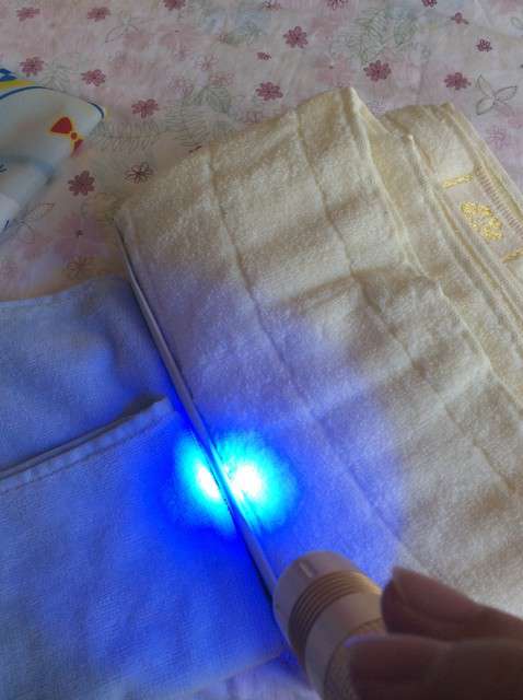 寶媽買了紫光手電，衣服上好多熒光劑，看的心慌害怕