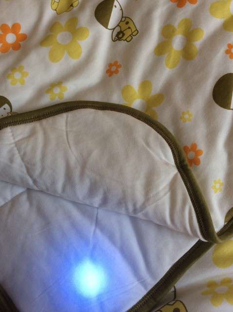  寶媽買了紫光手電，衣服上好多熒光劑，看的心慌害怕