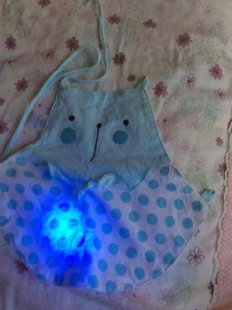  寶媽買了紫光手電，衣服上好多熒光劑，看的心慌害怕
