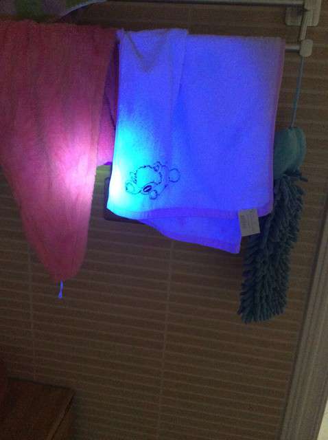  寶媽買了紫光手電，衣服上好多熒光劑，看的心慌害怕